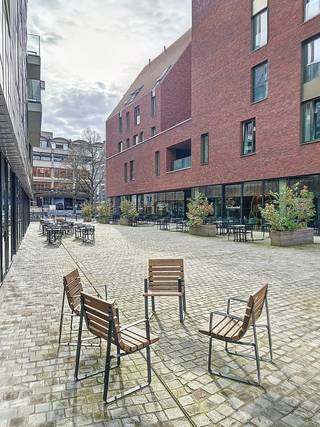 In Residentie Ursulinenhof, in het centrum van Hasselt, bevindt zich deze ruime assistentiewoning met een zuidoostgericht terras. Hier combineert u zelfstandig wonen met de mogelijkheid tot ondersteuning en dienstverlening binnen de residentie. Winkels, horeca, openbaar vervoer en dagelijkse voorzieningen liggen op wandelafstand.<br /><br />De woning werd gerealiseerd in 2015 en beschikt over een oppervlakte van circa 86 m². De praktische, toegankelijke indeling en de ruime lichtinval zorgen voor een aangename woonomgeving. De lichtrijke leefruimte sluit aan op een open, ingerichte keuken. Via de grote raampartijen bereikt u het terras, waar u geniet van een mooi uitzicht op de verzorgde binnentuin.<br /><br />Verder omvat de woning een ruime slaapkamer, een volledig uitgeruste en rolstoeltoegankelijke badkamer, een afzonderlijk gastentoilet en een praktische berging met wasruimte. Een privatieve kelderberging is inbegrepen in de verkoop. Daarnaast kunt u een autostaanplaats aankopen voor € 45.000.<br /><br />Ook op energetisch vlak biedt deze eigendom een mooie troef, met een EPC van 70 kWh/m². De elektrische installatie is conform.<br /><br />Dankzij de centrale ligging, de comfortabele indeling en de beschikbare dienstverlening is deze assistentiewoning een interessante keuze voor eigen bewoning. Ook voor investeerders die zorgvastgoed in het centrum van Hasselt zoeken, biedt dit pand mogelijkheden.<br /><br />Wilt u deze assistentiewoning zelf ontdekken? Contacteer Meyers Vastgoed voor meer informatie of een bezichtiging in Residentie Ursulinenhof.