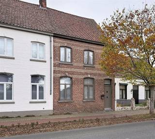 Welkom in deze ruime en functioneel ingedeelde woning in Dudzele, net buiten Brugge. De eigendom valt meteen op door de grote garage en lange...