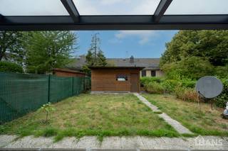 Deze verzorgde en verrassend ruime woning aan de Rietschoorveldelaan 37 te Merksem biedt dankzij haar praktische indeling en vier slaapkamers heel wat ruimte voor een gezin.<br /><br />De woning beschikt over een ruime en lichtrijke leefruimte, ingedeeld in een gezellige zit- en eetplaats. Aansluitend bevindt zich de geïnstalleerde keuken met voldoende kastruimte en werkoppervlak.<br /><br />Op de verdiepingen treffen we maar liefst vier slaapkamers van verschillende grootte, waardoor er naast volwaardige slaapkamers ook mogelijkheden zijn voor bijvoorbeeld een bureau-, hobby- of kinderkamer. De badkamer is ingericht met een ligbad met douchevoorziening, een dubbel wastafelmeubel en toilet.<br /><br />De verschillende ruimtes genieten van veel natuurlijke lichtinval en de woning maakt een verzorgde indruk. Hoewel keuken, badkamer en bepaalde afwerkingen eerder klassiek zijn, vormt dit tegelijkertijd een mooie opportuniteit voor wie de woning op termijn volledig naar eigen smaak wil moderniseren.<br /><br />Troeven:<br /><br />4 slaapkamers;<br />Ruime en lichtrijke leefruimte;<br />Geïnstalleerde keuken;<br />Badkamer met ligbad en dubbele wastafel;<br />Veel natuurlijke lichtinval;<br />Centrale verwarming met radiatoren;<br />Verzorgde woning;<br />Interessante gezinswoning met verdere moderniseringsmogelijkheden.<br />Een woning met veel ruimte en potentieel, ideaal voor wie op zoek is naar een gezinswoning in Merksem.<br />De beschikbare documenten kan u terugvinden via de downloads op onze website.<br />Voor meer informatie kan u terecht op www.hansvastgoed.com of contact opnemen via info@hansvastgoed.com of +32 3 366 05 30.