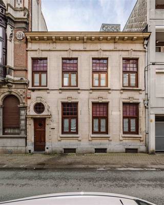 Bent u op zoek naar een instapklare en karaktervolle woning in het centrum van Sint-Niklaas? Ontdek dan samen met ons deze prachtige parel uit...