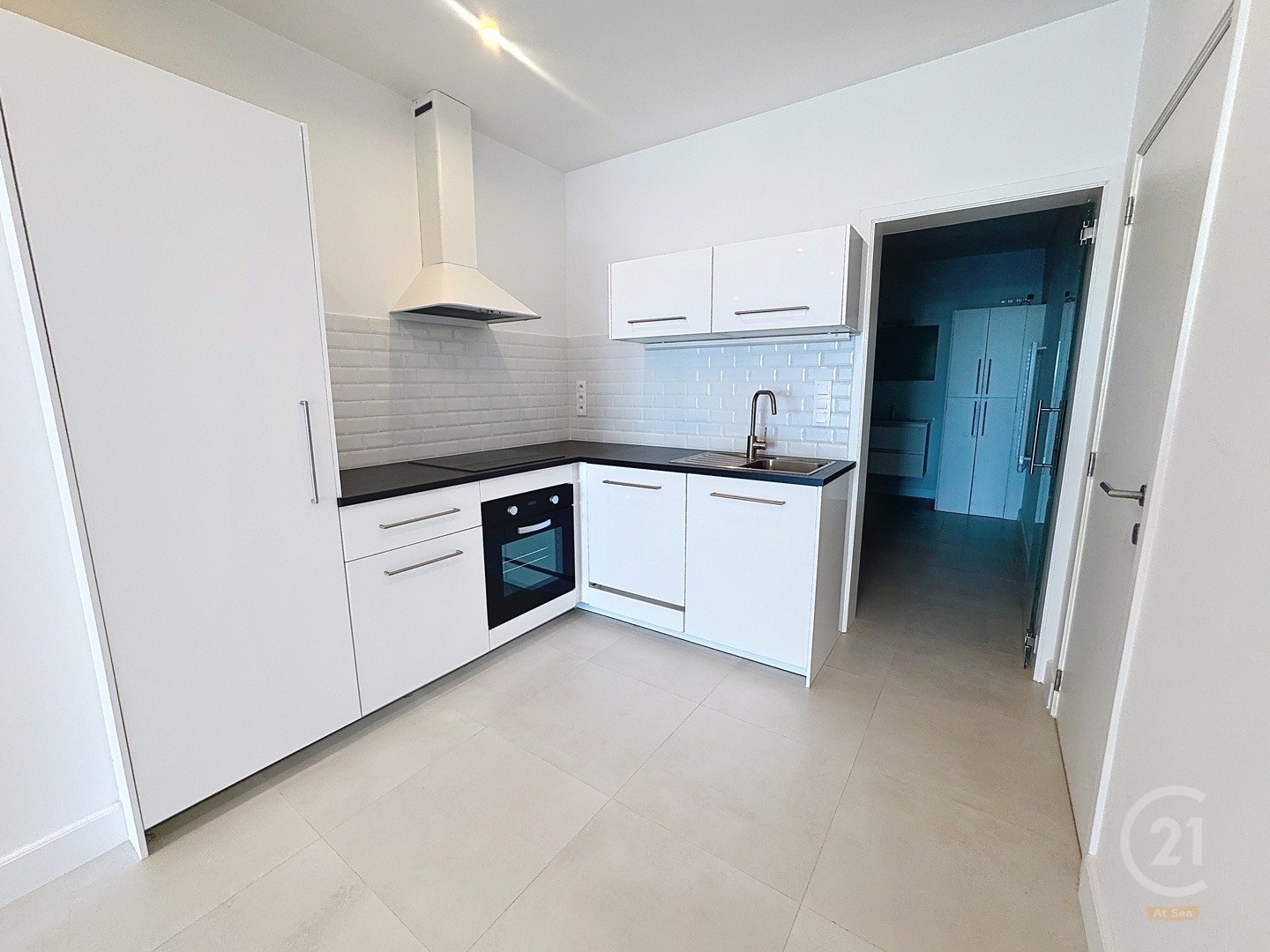 Volledig gerenoveerd gelijkvloers appartement aan de Zeedijk van Westende - foto 1