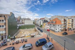 Residentie ALBERT I: op de 3de verdieping met zijdelings zeezicht, gezellig en lichtrijk appartement, bestaande uit : woonkamer met zetelbed...