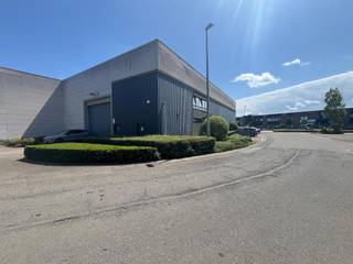 Magazijnruimte van 612m² met een klein kantoor van 72m², Unit 5A, te Kontich.<br />Goed gelegen Unit op ca. 2km van de op- en afrit te Kontich langs de E19.