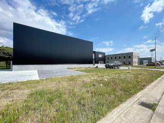 Op zoek naar een strategisch gelegen bedrijfsruimte? In het industriepark E17/2 - Bokslaar in Lokeren bieden wij een magazijn met kantoor te huur...