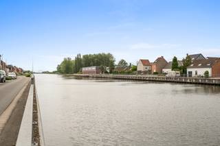 <p>Te koop: instapklaar duplex appartement in Humbeek, halfopen bebouwing, met prachtig zicht op het water.</p><p> </p><p>Dit ruime appartement, gebouwd in 1999, ligt aan de Oostvaartdijk, op een unieke locatie aan de rand van het water. De groene omgeving en het nabijgelegen centrum zorgen voor een rustige maar toch goed bereikbare woonplek. Het appartement is instapklaar, beschikt over een zonnig terras en een garage, en biedt vanuit de woonkamer en slaapkamers een mooi uitzicht op het water. Scholen, openbaar vervoer en winkels bevinden zich op korte afstand.</p><p> </p><p>Belangrijkste ruimtes:</p><p>• Woonkamer met grote ramen en uitzicht op het water</p><p>• Keuken met praktische indeling</p><p>• Drie slaapkamers met voldoende lichtinval</p><p>• Badkamer met ligbad en wastafel</p><p>• Terras met ruimte voor zitgelegenheid</p><p>• Garage</p><p> </p><p>Troeven:</p><p>• Instapklaar duplex appartement</p><p>• Zicht op het water </p><p>• Terras én garage inbegrepen</p>