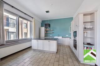 Op de hoek van de Hemelingenstraat met de Nieuwstraat vind je dit gebouw. Parking en garages zijn vlakbij beschikbaar en de Grote Markt is slechts 2 minuutjes stappen.<br /><br />Het appartement heeft een bewoonbare oppervlakte van maar liefst 199m² met volgende indeling: <br />x zeer ruime inkomhal met gastentoilet; <br />x prachtige woonkamer met marmeren sierhaard en grote ramen met vrij uitzicht; <br />x recent ingerichte keuken met kookeiland; <br />x 2 ruime slaapkamers + polyvalente kamer, in te richten als bureel, dressing, hobbyruimte of 3de slaapkamer; <br />x badkamer met ligbad/douche, lavabo en toilet; <br />x kleine douchekamer;<br /><br />Dit appartement heeft een groot zonneterras met aanpalende stadstuin.<br />In de kelderverdieping een private berging.<br /><br />INTERESSE? Maak dan telefonisch een afspraak voor bezichtiging op het nummer 012 23 00 23 of mail uw vragen aan roland@immo-leroi.be.