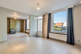Topper voor wie op zoek is naar een charmante woning aan het speelpleintje in Grotenberge!<br />Op wandelafstand van alle infrastructuur: park Breivelde, centrum Zottegem, basisschool en bijzonder onderwijs, sportinfrastructuur, .... kortom TOPLIGGING !<br />Je komt binnen in een aangename leefruimte met aansluitend een gesloten keuken met zicht op de tuin. Centraal zit een praktische bergruimte, een ruime wasplaats, een gastentoilet en een zeer ruime garage. Op de verdieping treffen we een kinderkamer, een grote slaapkamer met aansluitend een dressing en de badkamer met bad, douche en nachttoilet.<br />Ondanks de recente gasbrander en dubbele beglazing is renovatieverplichting van toepassing maar dan heb je de kans om alles naar smaak, wensen en budget aan te pakken! Raadpleeg JUNOvastgoed.be voor bijkomende documenten.