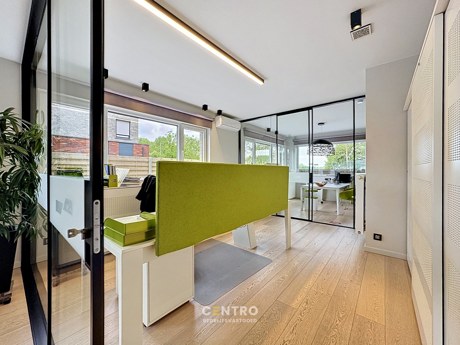 Strategisch gelegen BEDRIJFSPAND met magazijn, kantoren, verhuurd appartement & perceel grond nabij autosnelwegen te 8000 Brugge - foto 5