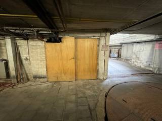Immo Pické biedt U deze ondergrondse garage aan gelegen onder een appartements mede-eigendom. Het betreft een garagebox voor een kleine wagen met een houten poort. Deze garage is gelegen op wandelafstand van het station BRUSSEL ZUID/MIDI <br />Maandelijkse lasten: 28 euro.<br />Voor verdere informatie, aarzel niet het kantoor te contacteren.