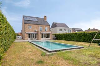Deze charmante open bebouwing met 5 tot 7 slaapkamers is gelegen op een perceel van 819 m² in Balen-Wezel. <br /><br />De woning geniet van een vlotte verbinding naar de omliggende gemeenten Mol, Balen en Lommel en de Ring. Bovendien bevindt ze zich op een gunstige locatie, vlak bij natuurgebied De Most en recreatiegebied De Keiheuvel. Winkels en voorzieningen zoals buurtwinkels, een bakker, dierenarts, apotheek,... bevinden zich in de nabije omgeving. Ook de kleuter- en basisschool liggen op wandel- en fietsafstand.<br /><br />Via de inkomhal met gastentoilet betreed je de lichtrijke leefruimte, bestaande uit een gezellige zithoek, een aangename eetplaats en een eerste polyvalente kamer, die momenteel is ingericht als bureau maar ook perfect dienst kan doen als extra slaapkamer. Aansluitend bevindt zich de keuken, uitgerust met een gaskookplaat met afzuigkap, een Amerikaanse koelkast, een vaatwasser, een oven en een microgolfoven. Zowel de leefruimte als de keuken hebben zicht op de tuin. Dankzij de grote raampartijen geniet je hier het hele jaar door van een mooi uitzicht op de tuin. Naast de keuken bevinden zich een handige berging/wasplaats en ruime garage. Verder beschikt de woning over een praktische kelder en kruipkelder, wat extra opbergruimte biedt.<br /><br />Op de eerste verdieping geeft de nachthal toegang tot vier volwaardige slaapkamers. De master bedroom beschikt over een eigen ensuite badkamer met ligbad, douche, dubbele wastafel en handdoekdroger. Daarnaast is er nog een aparte badkamer voorzien van een douche en een dubbele wastafel, ideaal voor extra comfort voor het gezin of gasten.<br /><br />De zolderverdieping is bereikbaar via een vaste trap en werd reeds opgedeeld in twee kamers. Deze ruimtes kunnen verder naar eigen smaak en behoeften afgewerkt worden, waardoor ze tal van mogelijkheden bieden. <br /><br />De ruime tuin beschikt over een zwembad en een aangelegd terras. <br /><br />Tot slot scoort deze woning uitstekend op vlak van energiezuinigheid met een EPC-label A. Dankzij de aanwezigheid van 22 zonnepanelen en vloerverwarming geniet je van een energiezuinige en comfortabele woonomgeving met lage verbruikskosten.