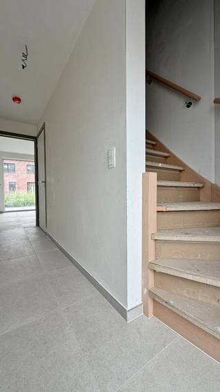 ! 6% BTW, ZOWEL BIJ AANKOOP VOOR EIGEN BEWONING ALS VOOR VERHUUR* !<br /><br />1 van de 4 beschikbare nieuwbouwwoningen, ontdek ons volledig aanbod via: https://www.vastgoedvancayzeele.be/te-koop<br /><br />Deze bel-étagewoning is volledig afgewerkt met kwalitatieve materialen en met oog voor comfort en duurzaamheid. <br /><br />Volgende praktische indeling met op het gelijkvloers een garage, aansluitende wasplaats/berging en doorgang naar de tuin, apart toilet en een ruime polyvalente ruimte met aansluitende bergruimte (bv. voor het uitoefenen van een vrij beroep), kan ook als 4de slaapkamer ingericht worden. Op het eerste verdiep zijn de zeer lichtrijke woonkamer met open volledig ingerichte keuken (naar keuze - budget inbegrepen in verkoopprijs), met aansluitende bergruimte en ruim zonnig terras ( 12m²) en apart toilet, op het tweede verdiep zijn 3 slaapkamers, badkamer met bad, douche, en badkamermeubel met dubbele lavabo, apart toilet. Ruime omheinde stadstuin, bereikbaar via een trap aan het terras of via de garage en voorzien van aangelegd terras.<br /><br />BEN-woning, EPC A, dankzij optimale isolatie, zonnepanelen, een regenwaterpomp en ventilatiesysteem D.<br />--> U kan bij aankoop genieten van een korting van 50% op de onroerende voorheffing gedurende 5 jaar.<br /><br />* 6%btw= indien u aan de voorwaarden voldoet (gedurende 5 jaar enige en eigen woonplaats of verhuur gedurende 15 jaar). Dit betekent dus een lagere instapprijs voor kopers-bewoners en een hoger rendement voor kopers-investeerders.<br /><br />Goede bereikbaarheid vlakbij invalswegen en op wandelafstand van het station en alle voorzieningen.<br /><br />Vraag een bezoek aan en laat u verleiden door deze instapklare en kwalitatieve woningen.