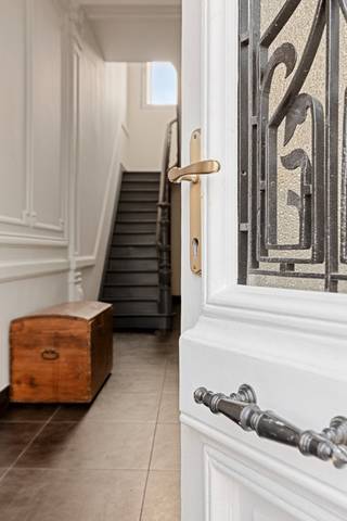 Wie houdt van karakter, ruimte en authentieke charme, zal zich meteen thuis voelen in deze statige herenwoning in Merksem op de grens met Schoten . De woning dateert uit 1871 en wist haar typische karaktereigenschappen prachtig te bewaren: hoge plafonds, royale kamers en een stijlvolle uitstraling, gecombineerd met hedendaags wooncomfort en verschillende energetische verbeteringen.<br /><br />Via de ruime inkomhal met authentieke trap bereik je de verschillende verdiepingen en de ruime kelder. De woonkamer op parket sluit aan op de eetkamer en de open, volledig geïnstalleerde keuken. Aansluitend bevindt zich de badkamer met ligbad/douche, dubbele lavabo en toilet. Er is tevens een afzonderlijk gastentoilet.<br /><br />Vanuit de keuken stap je rechtstreeks op het zonnige terras, met enkele treden lager de mooi aangelegde en verrassend ruime stadstuin: een heerlijke plek om in alle rust van het buitenleven te genieten.<br /><br />Op de eerste verdieping bevinden zich 2 grote slaapkamers en een extra ruimte die perfect dienst kan doen als bureau of dressing. De tweede verdieping biedt nog eens 2 volwaardige, ruime slaapkamers.<br /><br />Doorheen de jaren werd de woning zorgvuldig aangepast aan de hedendaagse woonnormen: conforme elektrische installatie, asbestvrij, isolatie van achtergevel, dak, zoldervloer en kelder, dubbele PVC-beglazing, centrale verwarming met energiezuinige pelletketel en een zonneboiler.<br /><br />Ook praktisch zit het goed: parkeren kan voor de woning, een mooie meerwaarde in een stedelijke omgeving.<br /><br />Een bijzonder pand voor wie houdt van de grandeur en ruimte van een authentieke herenwoning, maar tegelijk belang hecht aan hedendaags comfort en energiezuinig wonen.<br /><br />Een karaktervol pareltje met 4 ruime slaapkamers, royale leefruimtes, zonnig terras, prachtige stadstuin én parkeermogelijkheid voor de deur!