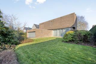 In het pittoreske Bazel bevindt zich deze karaktervolle villawoning op een prachtig zuidoost georiënteerd perceel van 800 m².Oorspronkelijk gebouwd...