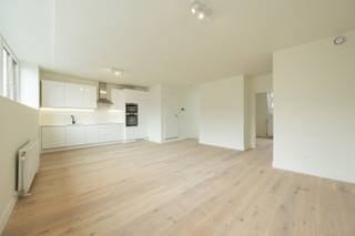 Instapklaar appartement met groot terras op centrale ligging in het stadscentrum in een rustige straat. Het gebouw is volledig gerenoveerd en is gelegen op wandelafstand van winkels, restaurants, universiteit. Het appartement is gerenoveerd met oog voor detail en oog voor de toekomst. Afwerking met hoogwaardige materialen. <br /><br />Indeling van het appartement:<br />Via de inkomhal met afzonderlijk toilet, betreed je het appartement en kom je terecht in de ruime living op parket +/- 45 m². Open ingerichte keuken voorzien van kasten, spoeltafel, frigo, oven, kookfornuis, vaatwasser.<br />Het terras grenst aan de living en geniet een oppervlakte van 17,5 m².<br />De slaapkamer op parket geniet een oppervlakte van +/- 12 m². Ensuite ruime badkamer met hangtoilet, wastafel met meubel, inloopdouche. <br /><br />Kelderberging en fietsenstalling. <br /> 