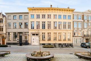 Op een uitzonderlijke locatie in het hart van Brugge, op korte wandelafstand van de grote markt, bevindt zich dit indrukwekkende en te...