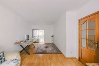 <p><span>SINT-AMANDSBERG - Woning met 4 slaapkamers en aangename buitenruimte </span></p><p><span> </span></p><p><span>Deze ruime stadswoning is een mooie opportuniteit voor gezinnen of wie op zoek is naar een woning met potentieel in Sint-Amandsberg. De aangename leefruimte en 4 slaapkamers zorgen voor een comfortabele basis. </span></p><p><span> </span></p><p><span>De belangrijkste troeven op een rij: </span></p><ul><li><span>4 ruime slaapkamers </span></li><li><span>Leefruimte, keuken en eetplaats met elkaar verbonden</span></li><li><span>Badkamer op het gelijkvloers </span></li><li><span>Overdekt terras en gezellige buitenruimte</span></li><li><span>Vlotte verbinding naar Gent, winkels en openbaar vervoer</span></li><li><span>Verder af te werken naar eigen smaak</span></li></ul><p><span> </span></p><p><span>Gelijkvloers: </span></p><p><span>Via de inkomhal bereikt u zowel de keuken als de leefruimte. Deze ruimtes sluiten mooi op elkaar aan en lopen door naar de eetplaats, wat zorgt voor een aangename en verbonden woonbeleving. Verder bevindt zich hier de badkamer met douche in bad, toilet en lavabo-meubel. </span></p><p><span> </span></p><p><span>Verdiepingen: </span></p><p><span>Op de eerste verdieping bevinden zich drie volwaardige slaapkamers. De bovenste verdieping beschikt over een bijkomende zolderkamer, ideaal als vierde slaapkamer, hobbyruimte of bureau. </span></p><p><span> </span></p><p><span>Buitenruimte: </span></p><p><span>Achteraan geniet de woning van een overdekt terras en een aangename buitenruimte.</span></p><p><span> </span></p><p><span>Praktische info:</span></p><p><span>Richtprijs: €375.000</span></p><p><span>EPC: Label E </span></p><p><span>Beschikbaarheid: overeen te komen </span></p><p><span> </span></p><p><span>Een woning met ruimte, verschillende mogelijkheden en een interessante ligging. Benieuwd naar de mogelijkheden? Neem contact op met ons kantoor en plan vandaag nog uw bezoek in. </span></p>