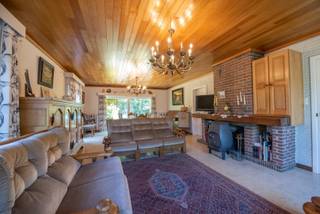 Deze ruime, stevige woning is gelegen in Sint-Eloois-Vijve op een zeer rustige, doch bereikbare ligging. De woning met bouwjaar 1973 staat op 549m². De open bebouwing beschikt over 4 slaapkamers, een terras, een garage en carport.<br />Deze kloeke woning vergt opknapwerk en valt onder de renovatieplicht, maar biedt enorm veel potentieel door zijn ligging en grote ruimtes. Er is een volwassen, afgesloten tuin. <br />De woning is voorzien van regenwater en stadswater.<br /><br />Indeling: inkom, mooie leefruimte, gesloten keuken, grote inpandige garage en carport. Er is een handige, droge kelder. <br />Op de eerste verdieping bevindt zich de nachthal, de badkamer en 4 volwaardige slaapkamers. <br /><br />Extra troeven:<br />-Gunstige ligging in doodlopende straat nabij invalswegen, scholen, openbaar vervoer, horeca en winkels.<br />-Zeer goed onderhouden, stevige woning. Dakgoten en afleiders werden vernieuwd, dak (met onderdak) werd gereinigd.<br />-Ruime woning met functionele indeling en omgeven door groen.<br /><br />Kortom, deze woning is een uitstekende keuze voor wie op zoek is naar een ruime gezinswoning met veel mogelijkheden. Prachtig renovatieproject!<br /><br />Graag afspraak maken via kristoff@immoroba.be