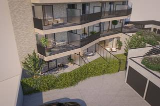 Welkom in het nieuwbouwproject CENAKEL, gesitueerd op een bijzonder gunstige ligging op slechts 250 m van de zeedijk van Westende.<br /><br />Dit moderne gebouw omvat 23 ruime appartementen, 76 ondergrondse garages, 5 parkings en 24 bergingen.<br />Het gebouw is niet alleen functioneel, maar opmerkelijk en uniek door zijn ontwerp;<br />voorzien van strakke lijnen, wat zorgt voor een moderne en tijdloze uitstraling. <br />De grote raampartijen bieden niet alleen een adembenemend uitzicht op de omgeving, maar zorgen ook voor veel natuurlijk lichtinval.<br />Dankzij deze grote raampartijen wordt binnen en buiten naadloos met elkaar verbonden.<br /><br />Er is doordacht omgegaan met de inname van de ruimtes, waardoor elk appartement optimaal benut wordt en er voldoende privacy is.<br />De residentie heeft in totaal 6 niveau's.<br />De 3 gelijkvloerse appartementen zijn voorzien van een aangrenzend terras met tuin, ideaal voor wie graag buiten vertoeft.<br />Alle appartementen hebben een mooi uitzicht en beschikken over een groot terras, waar u kunt genieten van de zon en de omgeving.<br />Alle appartementen zijn ontworpen met functionaliteit en comfort in het achterhoofd.<br />Elk appartement is voorzien van alle nodige faciliteiten en is afgewerkt met hoogwaardige materialen.<br />De keukens zijn uitgerust met moderne toestellen en de badkamers zijn voorzien van een moderne afwerkingen.<br /><br />Het gebouw beschikt over ruime ondergrondse garages, waar u uw wagen veilig en droog kunt stallen.<br />Er zijn ook enkele garages en parkeerplaatsen voorzien op het gelijkvloers.<br />Daarnaast bestaat de mogelijkheid om ook een private berging bij te kopen.<br />Sommige appartementen beschikken over een inpandig terras, waar u het hele jaar door kunt genieten van het buitenleven. <br /><br />Om het energieverbruik te verminderen en het milieu te sparen, wordt gebruik gemaakt van de laatste technieken zoals warmtepompen en zonnepanelen.<br />Hierdoor wordt het gebouw voorzien van duurzame energie, wat resulteert in een lage energierekening en een lagere ecologische voetafdruk.<br />Naast de individuele terrassen, is er ook een gemeenschappelijke, zonnige binnentuin.<br />Deze binnentuin biedt een oase van rust in het hart van het gebouw en is de ideale plek om even tot rust te komen na een drukke dag.<br /><br />Kortom, residentie CENAKEL is een ideale investering voor wie houdt van een modern en duurzaam leven, in combinatie met een optimale bereikbaarheid en veel lichtinval en verzichten.<br />Met zijn toplocatie, vlakbij het openbaar vervoer, winkels en restaurants maakt dit het wonen hier niet alleen comfortabel, maar ook bijzonder praktisch en aangenaam,<br />terwijl u tegelijkertijd kunt genieten van de rust en de onmiddellijke nabijheid van de zee.