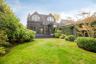 Deze prachtige woning is ideaal gelegen aan de Poeldreef, in de gegeerde wijk Hoogboom te Kapellen. Deze groene woonomgeving, op de grens van Kapellen en Brasschaat, biedt een unieke combinatie van rust en een uitstekende bereikbaarheid dankzij de nabijheid van belangrijke invalswegen, openbaar vervoer, scholen, winkels, enz.<br /><br />De woning is door de jaren heen uitstekend onderhouden en gerenoveerd, met behoud van haar authentieke elementen.<br /><br />Via de inkomhal betreedt u de woning. De gezellige en lichtrijke eetkamer en keuken staan dankzij de grote raampartijen rechtstreeks in verbinding met de tuin en het terras. Aansluitend bevindt zich de open leefruimte. Verder beschikt de woning over een vernieuwde aanbouw met bergplaats, badkamer en slaapkamer. Hier kan eveneens een bureauruimte voorzien worden. De aanbouw biedt bovendien een mooie connectie met de groene tuin. Tot slot is er een apart gastentoilet aanwezig.<br /><br />De eerste verdieping omvat drie slaapkamers en een badkamer met ligbad en douche.<br /><br />Last but not least is er de bijzonder aangename en groene tuin, de ideale plek om te genieten van gezellige zomeravonden en aperomomenten. Vooraan op het perceel is bovendien ruime parkeergelegenheid voorzien.<br /><br />Diverse:<br />- Mogelijkheid om volledig gelijkvloers te wonen<br />- EPC-label D: … kWh/m²<br />- elektrische installatie conform<br />- ruime parkeergelegenheid op eigen terrein<br /><br />Dit pand te koop is een zeldzame kans voor wie droomt van ruimte, groen en comfortabel gelijkvloers wonen op een absolute toplocatie.<br /><br />Interesse in een bezoek? Contacteer ons via 03 666 66 66 of kapellen@dewaele.com.<br /><br />Bestuursmaatregelen in het maatregelenregister: nee