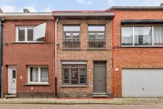 Welkom in deze instapklare en gerenoveerde woning in het hart van Lier! Dit charmante rijhuis van het jaar1920 combineert modern comfort met...