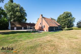 Wie droomt van rust, ruimte en volledige privacy, vindt hier een werkelijk unieke eigendom in Adegem. Deze charmante hoeve is gelegen op een perceel van maar liefst 4.878 m², midden tussen uitgestrekte weilanden en akkerlanden. Geen directe buren, geen drukte — enkel groen, open vergezichten en landelijke stilte.<br /><br />De bestaande woning beschikt nog over verschillende authentieke elementen en vormt een interessante basis voor een grondige renovatie. Voor wie liever volledig opnieuw begint, is er ook de mogelijkheid tot afbraak en heropbouw uiteraard onder voorbehoud van de geldende stedenbouwkundige voorschriften van zonevreemde woning. <br /><br />Naast de woning bevindt zich een ruim bijgebouw van circa 145 m². Een gedeelte hiervan werd bijzonder sfeervol ingericht als jachthuis, met hoge plafonds, een warme houtafwerking en een karaktervolle inrichting. Deze veelzijdige ruimte biedt tal van mogelijkheden als ontspanningsruimte, gastenverblijf, atelier, hobbyruimte, jachthuis...<br />De ruime tuin en omliggende landerijen zorgen voor een uitzonderlijk gevoel van vrijheid en afzondering. Een zeldzame kans voor wie op zoek is naar een karaktervolle eigendom, een renovatieproject of een unieke locatie om een eigen woondroom te realiseren.<br /><br />Kom deze eigendom ontdekken én beleven!<br />vastgoed@aclea.be - 09/377 31 77