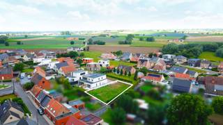 <span><span>Nabij het centrum van <strong>Houthulst</strong>,<strong> </strong>gelegen in een <strong>rustige verkaveling</strong>, bieden we u dit waardevolle perceel bouwgrond aan. Dit lot bouwgrond beschikt over een grondoppervlakte van <strong>561 m² </strong>en<strong> </strong>bevindt zich in de nabijheid van verschillende handelszaken, school, openbaar vervoer, warenhuizen, en andere noodzakelijke voorzieningen. Het perceel is geschikt voor een <strong>alleenstaande bebouwing met inpandige garage en/of carport. </strong>Bovendien kan men genieten van een <strong>zuid-georiënteerde tuin</strong> (zongericht!).<br /><br /><u>De afmetingen en mogelijkheden zijn als volgt:</u></span></span>
<ul>
<li><span><span>Perceelbreedte van ca. 14,8 m (ter hoogte van de bouwlijn) tot 20,14 m (achtergrens) en 13,32 m (uiterste voorgrens);</span></span></li>
<li><span><span>Perceeldiepte van 33,25 m à 35,56 m;</span></span></li>
<li><span><span>Maximale bouwdiepte van 15 m voor het gelijkvloers en 12 m voor de eerste verdieping;</span></span></li>
<li><span><span>Maximale bebouwbare oppervlakte van 200 m<sup>2</sup>;</span></span></li>
<li><span><span>Mogelijkheid tot het bouwen van een woning met <strong>1 gelijkvloerse bouwlaag en eerste verdieping in hellend dak</strong>. Ook een volledig gelijkvloerse woning behoort tot de mogelijkheden.</span></span></li>
<li><span><span>Mogelijkheid tot het oprichten van een <strong>bijgebouw van max. 30 m<sup>2</sup></strong> (exclusief carport).</span></span></li>
</ul>
<span><span>Er is geen bouwverplichting van toepassing op dit perceel. <strong>In de bijgevoegde foto's tonen we u een simulatie van een type woning die hier kan gebouwd worden.</strong><br /><br />Bent u opzoek naar een ruim perceel bouwgrond, geschikt voor het bouwen van een alleenstaande nieuwbouwwoning op een rustige locatie?<br /><br />Contacteer ons op het nummer <strong>051 50 11 51</strong> of stuur een mail naar <strong>diksmuide@diksimmo.be</strong> voor meer informatie omtrent de mogelijkheden. </span></span>