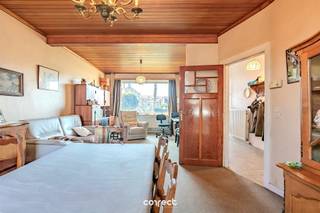 <p><span>Deze charmante woning gelegen langs de Koolkerkse Steenweg in Brugge biedt een bew. opp. van ca. 140 m² op een perceel van 268 m².</span></p><p><span> </span></p><p><span>STARTPRIJS: Elk bod boven deze startprijs, wordt voorgelegd aan de eigenaars, die al dan niet kunnen in gaan op dit aanbod.</span></p><p><span> </span></p><p><span>Via de voortuin betreedt u de inkomhal die toegang geeft tot een lichtrijke leefruimte en aansluitende eetkamer. </span></p><p><span> </span></p><p><span>Verder vindt u op het gelijkvloers een praktische keuken, een badkamer met douche, een apart toilet en een handige berging onder de trap.</span></p><p><span> </span></p><p><span>Achteraan bevinden zich een buitenberging met gaswandketel, een gezellig terras en een aangename tuin.</span></p><p><span> </span></p><p><span>Op de 1ste verd. zijn er 2 volwaardige slaapkamers. De dakverdieping, bereikbaar via een vaste trap, herbergt een derde ruime slaapkamer en een zolderkamer die perfect kan worden ingericht als vierde slaapkamer of hobbyruimte. </span></p><p><span> </span></p><p><span>De woning beschikt reeds over centrale verwarming op aardgas, grotendeels dubbele beglazing en een grotendeels geïsoleerd dak, biedt een mooie basis om verder naar eigen smaak te renoveren.</span></p><p><span> </span></p><p><span>Een uitstekende ligging met tal van buurtwinkels, ontspanningsmogelijkheden en voorzieningen bevinden zich in de nabije omgeving. </span></p><p><span> </span></p><p><span>Het centrum van Brugge is vlot bereikbaar met de fiets en openbaar vervoer bevindt zich aan de overzijde van de straat. Ideaal voor wie comfortabel en centraal wil wonen.</span></p><p><span> </span></p><p><span>Contacteer Lorenzo voor een bezoek: 0492 08 08 08  lorenzo@correctvastgoed.be</span></p><p><span> </span></p><p><span>Online schattingstool: https://www.correctvastgoed.be/schatting</span></p><p><span> </span></p>