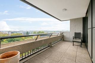 Dit appartement is gelegen in “Residentie Hertogenpark”.<br /><br />Bij het binnenkomen in het appartement heb je een ruime inkomhal die een stijlvolle eerste indruk maakt. Aan de linkerzijde is er een vestiairekast, perfect om jassen en schoenen op te bergen. Rechts bevindt zich eveneens een gastentoilet met handenwasser en een ruime berging / wasplaats.<br /><br />Als je verder loopt, kom je in de woon- en eetkamer met open keuken van maar liefst 62m². De ruimte is overweldigend licht dankzij de grote ramen die uitkijken op het terras, gericht op het oosten. De open keuken sluit naadloos aan op de woonkamer. Het is recente, moderne, volledig hyperuitgeruste keuken met ingebouwde koelkast, oven én combi-oven, inductiekookplaat, SenseCook touchcontrole, vaatwasser, enz… . Zowel de keuken en de achterwand als het eiland zijn volledig bekleed met een luxe werkblad in Dekton.<br /><br />Als je door de nachthal loopt, bereik je de eerste logeerkamer van 5,28m x 2,20m met aansluitend een volledig uitgeruste douchekamer.<br />De hoofdslaapkamer is 4,24m x 3,40m met aansluitend een dressingruimte (met 2 ingemaakte kasten van 4 deuren elk). De ensuite badkamer is luxe ten top, met een grote inloopdouche, prachtig lavabomeubel met moderne spiegel, privatieve toilet, stijlvolle sierradiator met handdoekdroger. Deze badkamer is half 2025 volledig nieuw geplaatst!!<br /><br />Tenslotte, op niveau -1 vind je een ruime kelder +/-9m², <u>welke is inbegrepen in de verkoopprijs.</u><br /><br />Ondergrondse autostaanplaats kan men aankopen aan € 25.000,-.<br /><br />In 2013 zijn er overal <strong>nieuwe akoestische ramen geplaatst met schuif-vliegenramen. Vandaar het gunstig EPC 85 = A !!</strong><br /><br />Door de bouwwijze (dikke betonnen muren, plafond en vloeren) en de ligging ervaar je binnen in het appartement een totale stilte en rust. Het terras geeft een prachtig uitzicht, met zowel de toppen van de bomen als vergezicht over de bomen. Toch is het terras voldoende afgeschermd opdat er nauwelijks wind waait. Voor de hoogte is het voor een groot deel van het jaar aangenaam toeven op het terras.<br /><br />Overal in het appartement ligt een doorlopende parketvloer, behalve in de inkomhal, waar marmer ligt en in de badkamers en de keuken waar gekozen is voor onderhoudsvriendelijke materialen. Een prachtig zwart gefumeerde glazen deur met aluminium profiel tussen de dressingruimte en de badkamer welke de ruimte een elegantie en luxueuze touch geeft aan het geheel.<br /><strong>Dit instapklare appartement is werkelijk een parel</strong>.<br /><br /><strong><u>Woordje uitleg over deze unieke Residentie:</u></strong><br /><strong><em>Residentie ‘Hertogenpark’</em></strong><em> of hoe wonen resideren wordt!<br /><strong>Op 100 meter van de Jan Van Rijswijcklaan en in de Markgravebuurt bevindt zich deze hoogstaande Residentie ‘Hertogenpark’. Wonen met een hotelgevoel is hier de standaard. De royale inkomhal, die trouwens volledig vernieuwd werd maakt dit al van bij het binnenkomen van het gebouw duidelijk. Het gemeenschappelijke binnenzwembad en de aansluitende saunaruimte zorgen voor ontspanning, net als de lounge waar geregeld exposities en kleinschalige concerten plaatsvinden voor de liefhebbers. Eveneens is er in de ondergrondse garage een ruime wasplaats voor de wagen! Ook het comfort van 2 conciërges is niet te onderschatten. <br />Ook is hier in het gebouw een ruimte voorzien om pakjes te laten afleveren. Kortom, het gebouw wordt tot in de puntjes verzorgd en het afval wordt op elke verdieping gesorteerd en verzameld. De mobiliteit is bovendien ideaal: vlakbij de invalswegen om vlot in en uit de stad te rijden, op wandelafstand van openbaar vervoer en met allerlei winkels op enkele stappen van het appartement.<br />De veiligheid, orde en netheid welke door de 2 conciërges dagelijks wordt opgevolgd zorgen voor een rustige, sfeervolle en aangename bewoning. De beveiligde ondergrondse parkings en de grote terrassen geven een perfecte samensmelting van luxe en comfort. Mensen die niet de zorg van een villa willen, maar wel de geborgen luxe van een residentieel appartement, vinden in de Residentie precies wat ze zoeken.</strong></em><br /><br /><br />