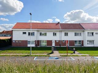 <p><span>Rustig thuiskomen, met het centrum binnen fietsbereik. In een doodlopende straat geniet deze charmante woning van een aangename ligging waar je de dagelijkse drukte achter je laat. Een plek om thuis te komen, de fiets te nemen richting centrum of in alle rust van je tuin te genieten.</span></p><p><span>Deze gesloten bebouwing uit 1960 combineert een lichtrijke leefomgeving met belangrijke, recent uitgevoerde renovaties. Zowel het hellende als het platte dak werd vernieuwd en geïsoleerd. Ook de ramen werden vervangen door nieuwe pvc-ramen. Dat vertaalt zich in een gunstig EPC-label B, met een energiescore van 186 kWh/m²/jaar. Bovendien is de elektrische installatie conform gekeurd, zonder inbreuken. Een sterke basis om hier jouw eigen woonverhaal te schrijven.</span></p><p><span>LICHT EN RUIMTE OM SAMEN TE LEVEN</span></p><p><span>De inkomhal met afzonderlijk gastentoilet leidt naar de ruime, lichtrijke leefruimte met open keuken. De open indeling brengt koken, tafelen en ontspannen samen en vormt het hart van de woning. Van een rustige ochtend tot een gezellige avond met vrienden: hier is plaats voor het dagelijkse leven.</span></p><p><span>Een aparte berging/wasruimte houdt praktische zaken netjes uit het zicht. De kelder biedt bijkomende opbergruimte voor voorraad en spullen die je niet elke dag nodig hebt.</span></p><p><span>EEN TUIN OM VAN TE GENIETEN</span></p><p><span>De tuin geeft het wonen een aangename extra dimensie. Buiten ontbijten, wat tuinieren of na een werkdag nog even genieten van de avond: je hebt hier je eigen plek in het groen. Het aanwezige tuinhuis biedt handige bergruimte voor tuingereedschap en buitenmateriaal.</span></p><p><span>DRIE SLAAPKAMERS EN EXTRA MOGELIJKHEDEN</span></p><p><span>Op de eerste verdieping bevinden zich drie slaapkamers en een badkamer. De geïsoleerde zolder met Veluxraam voegt daar een interessante ruimte aan toe die je verder naar eigen wensen kunt afwerken. Een rustige thuiswerkplek, een hobbyruimte of bijkomende slaapkamers? Hier ligt de mogelijkheid om de woning verder te laten aansluiten bij jouw plannen.</span></p><p><span>Met haar rustige ligging, gunstige energieprestatie en reeds uitgevoerde renovaties spreekt deze woning aan op meer dan één vlak. Een aangename thuis met drie slaapkamers, een tuin én ruimte om verder vorm te geven aan de toekomst.</span></p><p><span>PLAN JE BEZOEK</span></p><p><span>Immo LEY biedt deze woning aan in samenwerking met Christine De Belder van REF Vastgoed.</span></p><p><span>Ontdek zelf de sfeer en mogelijkheden van deze woning. Plan eenvoudig je bezoek via </span><span>www.immoley.be</span><span> en kies het tijdslot dat jou past. Voor meer informatie kun je terecht bij Christine De Belder op 0496 289 489.</span></p>