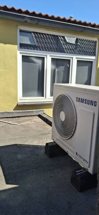 Instapklare gezinswoning (126m²) met 3 slpk, warmtepomp, dressing en toplocatie nabij parken!<br />Bent u op zoek naar een heel goed onderhouden woning zonder renovatieverplichting.<br />Deze charmante, lichtrijke woning (gerenoveerd in 2013) biedt modern comfort en een unieke indeling met voldoende ruimte.<br />Waarom deze woning direct uw aandacht verdient: Toekomstgerichte technieken: Uitgerust met een energiezuinige Samsung multisplit-warmtepomp (koelen & verwarmen) en een volledig conforme elektriciteit tot 2038!<br />Gunstig EPC-label C (275 kWh/m²): <br />KI zeer laag.<br />Unieke Master Suite: Grote 3e slaapkamer met een eigen trappenhuis en een royale, volledig ingebouwde dressing.<br />Modern comfort: Volledig vernieuwde badkamer (2018) met een hangtoilet en een exclusieve Campa designradiator.<br />Praktische indeling: Ruime leefruimte, centrale keuken, handige berging onder de trap met kelder eronder en een onderhoudsvriendelijke koer (9m²)<br />Toplocatie: Gelegen in een rustige straat op amper 200-300 meter van twee grote parken (het ideale verlengstuk van uw buitenruimte) en vlakbij scholen, winkels en openbaar vervoer.