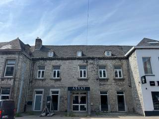 Opbrengsteigendom: Handelsgelijkvloers van 379 m2 + 2 appartementen van respectievelijk 165 m2 en 92 m2, te koop te Bouge (Namen)Gelegen langsheen...