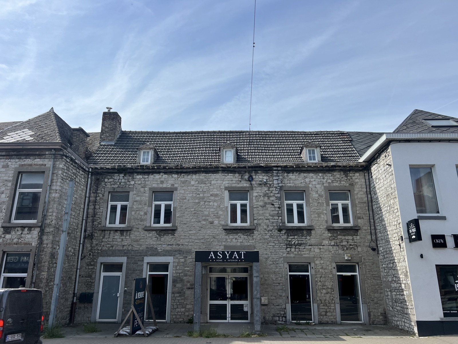 Opbrengsteigendom: Handelsgelijkvloers + 2 appartementen te koop te Bouge. - foto 1