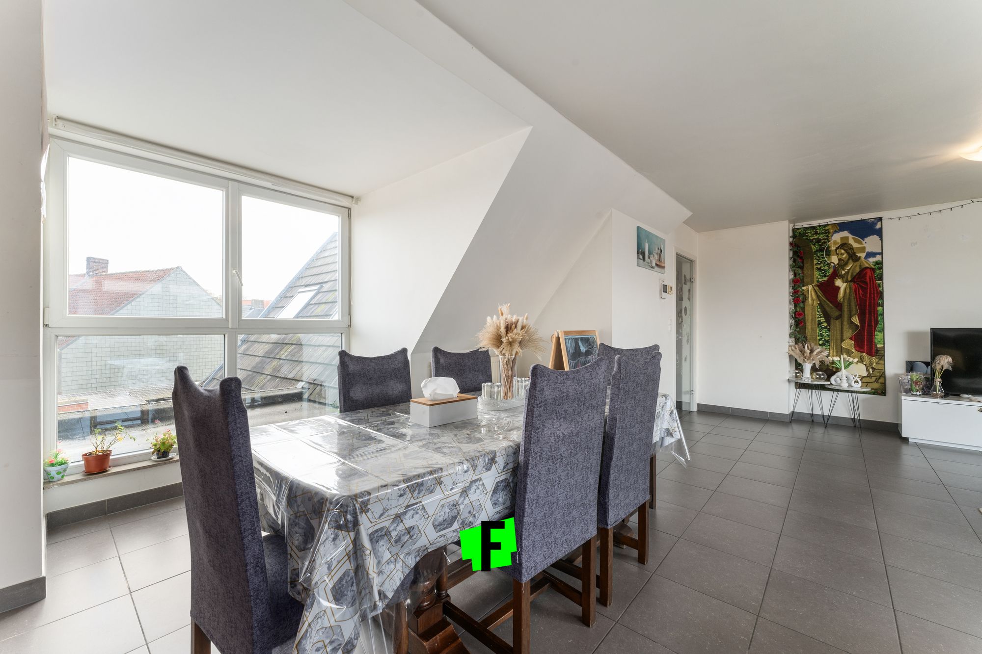 RUIM EN LICHTRIJK APPARTEMENT MET 3 SLAAPKAMERS IN MEULEBEKE - foto 3