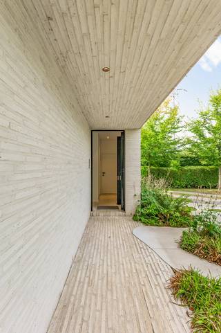 <p>Welkom in jouw nieuwe thuis! Deze parel van een villa is een one-of-a-kind opportunity voor onder meer architectuur liefhebbers. Verscholen in een rustige, doodlopende straat in het geliefde Boechout vormt het groene en landelijke decor de perfecte setting voor deze bijzondere woning.</p>
<p>In 2019 werd dit huis gebouwd met een arendsoog voor stijl én detail. Strakke, kubistische vormen en vloeiende lijnen in de betonvloer zorgen meteen voor een unieke, hoogwaardige sfeer. Diezelfde aandacht voor vormgeving loopt als een rode draad verder doorheen het interieur. Verfijnde materialen, architecturale lijnen en een doordacht ontwerp smelten samen tot een bijzonder geheel.</p>
<p>Je wordt verwelkomd in de inkomhal die praktisch werd voorzien van inmaakkasten, aangrenzend bevindt zich de zonnige, riante leefruimte waar de grote raampartijen en de trendy keuken met kookeiland meteen de show stelen. De look-and-feel straalt bovendien 100 % luxe uit dankzij het gebruik van hoogwaardige materialen. Daarnaast staat deze ruimte in directe verbinding met de indrukwekkende zuidertuin van 270 m² welke zonder enig twijfel één van de favoriete plekjes zal zijn van het huis, waar je in alle privé tot rust kan komen en kinderen vrij kunnen spelen in het groen. Verder beschikt de woning over drie ruime slaapkamers, waarvan één werd voorzien van een ensuite-badkamer met inloopdouche en dubbele lavabo in meubel. Ook de tweede badkamer weet meteen te verrassen met haar uitgesproken high-end uitstraling. Een vrijstaand ligbad en dubbele lavabo creëren hier een wellnesssfeer, terwijl de aansluitende dressing het plaatje helemaal compleet maakt. Het toilet is apart. Tot slot is er nog een aparte wasruimte voorzien, wat het wooncomfort nog een level hoger tilt.</p>
<p>Een thuis die niet alleen met haar unieke karakter weet te verrassen, maar vooral gemaakt is om jarenlang van te genieten.</p>
<p><strong>Technische gegevens: EPC-label A!! </strong>Geïsoleerd dak, muren, centrale verwarming op gas, <strong>zonnepanelen </strong>aanwezig. <strong>Grote droge kelder </strong>voorzien. <strong>Oprit aanwezig! </strong>3 jaar <strong>aansprakelijkheid</strong> van toepassing. <strong> </strong></p>
<p><strong>Stedenbouwkundige inlichtingen en bodemattest in aanvraag. Bevindt zich niet in een risicozone voor overstromingen (P- en G-score A). Renovatieverplichting niet van toepassing.</strong></p>