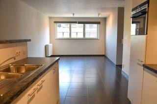 Instapklaar appartement op een centrale ligging te Gullegem. U bevindt zich op wandelafstand van bakker, slager en supermarkten. Ook scholen en andere dagelijkse voorzieningen zijn vlotjes bereikbaar.<br /><br />Indeling als volgt:<br />Dit lichtrijke en ruime appartement verwelkomt u met een aangename leefruimte en een volledig ingerichte open keuken. Aansluitend bevindt zich een praktische berging met aansluiting voor wasmachine en extra opbergruimte.<br /><br />Via de inkomhal bereikt u de badkamer met douche en toilet, evenals de twee volwaardige slaapkamers.<br /><br />Bovendien beschikt het appartement over een mooi Zuidoost-georiënteerd terras waar u op elk moment van de dag in alle rust van de zon kunt genieten.<br /><br />Gratis parkeergelegenheid in de nabije omgeving!<br /><br />Onze ref. DEV5146