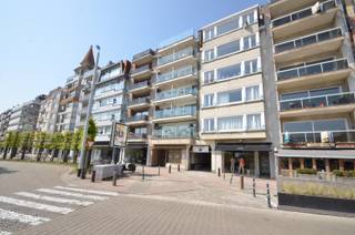 TE HUUR: Zeer ruime garagebox voor 4 wagens op de Kustlaan<br /><br />Gemakkelijk toegankelijke box op de Kustlaan. <br />Mogelijkheid om de helft te huur (2 wagens) aan €400/maand. <br /><br />Vrij vanaf 1 juni tot 31 december 2025