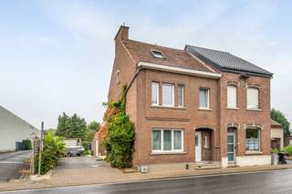 Deze instapklare half-open gezinswoning is gelegen op een mooi ZW-gericht perceel van 6 are 90 ca in Veltem-Beisem. Niet ver van de dorpskern en met goede verbindingen naar Leuven en Brussel.<br />Het gelijkvloers omvat een grote lichtvolle leefruimte (recente ramen/rolluiken), een achterliggende ingerichte keuken met toegang tot het Zuid-gericht terras, een grote berging, wasplaats en 2 garages. Op het 1ste verdiep bevinden zich 3 slaapkamers en een badkamer. De 4de slaapkamer met mezzanine en velux-ramen strekt zich uit over het ganse zolderverdiep. Ondergronds is er een voorraadkelder met een nieuwe gasketel dd 2026.<br />Het platte dak achteraan werd net bijkomend geïsoleerd en eind september worden hierop 6 nieuwe zonnepanelen geplaatst met een totaal vermogen van 2820 Wpiek.<br />Voor meer info of bezoek kan u me bereiken op 0477284876 of via vincent@immojanstas.be. Bijkomende info (EPC, vastgoedinfo, asbest, ... ) kan U hieronder downloaden ↓