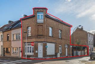 <p>In het hart van <strong>Vilvoorde</strong> vind je deze <strong>ruime, instapklare 3-gevelwoning</strong> met <strong>4 slaapkamers</strong>, <strong>onderhoudsvriendelijke tuin</strong> en <strong>garagebox</strong>. Een ideale gezinswoning met tal van mogelijkheden!</p>
<h3><strong>Indeling:</strong></h3>
<p><strong>Gelijkvloers:</strong> inkomhal met gastentoilet, <strong>ingerichte keuken</strong>, <strong>lichtrijke woonkamer</strong> en een <strong>slaapkamer</strong><br /><strong>Eerste verdieping:</strong> <strong>twee ruime slaapkamers</strong> en een <strong>badkamer</strong> met bad/douchecombinatie, dubbele lavabo en toilet<br /><strong>Tweede verdieping:</strong> volledig uitgeruste <strong>studio</strong> met <strong>open keuken en leefruimte</strong>, aparte <strong>slaapkamer</strong> en <strong>ensuite douchekamer</strong> (douche, lavabo en toilet)<br /><strong>Kelder:</strong> ingericht als <strong>bureauruimte</strong> en extra <strong>opbergruimte</strong></p>
<h3><strong>Extra troeven:</strong></h3>
<p>✅ <strong>Overdekt terras</strong> en <strong>gezellige tuin</strong><br />✅ <strong>Garagebox</strong><br />✅ <strong>Zonnepanelen</strong> voor energiezuinig wonen<br />✅ <strong>Elektriciteit conform</strong> en <strong>asbestvrij</strong></p>
<p>Kortom, een <strong>instapklare woning</strong> met <strong>ruimte en mogelijkheden</strong> op een toplocatie!</p>
<p>Interesse? Contacteer ons voor een bezoek!<br />Wenst u graag meer informatie of een bezoek? Contacteer ons via 015 68 26 08 of info@imperiavastgoed.be<br /><br /><em>Stedenbouwkundige inlichtingen in aanvraag</em></p>