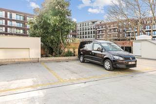 In het centrum van Mechelen bevindt zich deze ruime openlucht staanplaats in residentie Jef Denyn op de gelijkvloerse verdieping. Er is een toegangspoort met afstandsbediening voorzien om deze staanplaats te kunnen betreden. Het parkeergedeelte is net volledig opnieuw aangelegd. Met de afwerking van de Comet site gaan parkeerplaatsen in deze regio nog meer gegeerd worden. Grijp nu uw kans!<br /><br /> Contacteer ons voor meer informatie op 0473/38.29.40.<br /><br />Bijzonderheden:<br />- Centrum Mechelen<br />- Direct beschikbaar<br />- Gerenoveerde parkeersite