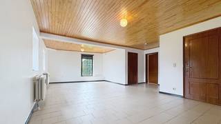 <p><span>We Invest Sud-Luxembourg presents this charming apartment ideally located in Turpange (Messancy), in a quiet and green environment, close to the Luxembourg and French borders as well as all amenities. It is composed as follows:</span></p>
<p><span>Upon entering, you will discover a hall with a cloakroom area and a guest toilet leading to a pleasant living room and a separate fully equipped kitchen. The apartment also features two large bedrooms, a laundry room, and a complete bathroom (shower, bathtub, and toilet).</span></p>
<p><span>A private cellar as well as an outdoor parking space with a carport complete this property. You will also enjoy a shared garden, ideal for relaxing and sharing convivial moments.</span></p>
<p><span>Technical features: EPC C, gas heating, non-compliant electrical installation, individual water and electricity meters.</span></p>
<p><span>Are you looking for an apartment combining peace and quiet with proximity to amenities? This functional property will charm you with its ideal location!</span></p>
<p><span>For more information or to arrange a visit:</span><br /><span>📞 +32 (0)63 33 00 69 – 📧 </span><span>sud.luxembourg@weinvest.be</span></p>