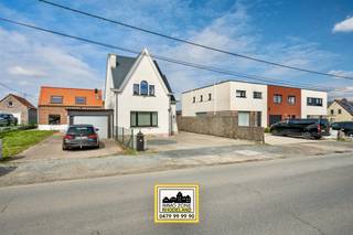 <p><span><span>Alweer VERKOCHT op 1e BEZOEKDAG. Contacteer RANDY REMUE 0479/99. 99. 90 als u ook op 1 DAG wil verkopen.</span></span></p><p>"ABSOLUTE TOPPER" - Afspraak ENIGE BEZOEKDAG ENKEL telefonisch via Randy Remue op 0479/99. 99. 90, meer info via Facebook "Remue Randy" - LIKE de pagina en blijf op de hoogte van alle nieuwe woningen. De stukken van de woning zijn te consulteren op www.immo-zone.be. In OOSTERZELE vinden we te Reigerstraat 11 deze knappe instapklare woning met 3 slaapkamers en diepe tuin terug. Indeling: Op het gelijkvloers bevindt zich de leefruimte bestaande uit zithoek en eetplaats. Aansluitend treffen we de volledig ingerichte keuken. Op het gelijkvloers treffen we nog een apart gastentoilet, de eerste badkamer met hoekbad/douche en wastafel en ruime garage. Deze laatste is voorzien van een kitchenette en ingemaakte kastenwand. De woning beschikt tevens over een kelder. Via de vaste trap aan de keuken komen we terecht op het 1e verdiep waar we de 3 ruime slaapkamers terug vinden en de tweede badkamer. De prachtige diepe tuin heeft achteraan een afzonderlijke toegang. Deze woning is een ABSOLUTE TOPPER voor starters, gezinnen of investeerders. Gelegen vlakbij winkels, scholen, openbaar vervoer en op zo'n 2 km van de autosnelweg. <br />P-score: C / G-score: A. VOOR ZEER SNELLE BESLISSERS!!<br />IMMO ZONE RHODELAND - RANDY REMUE  0479/99. 99. 90 </p>
