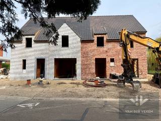 <u><strong>Moderne halfopen nieuwbouwwoning met 4 slaapkamers, 2 badkamers en een carport</strong></u><br /><br /><strong><u>TROEVEN</u></strong>: <br />- 4 volwaardige slaapkamers <br />- 2 badkamers <br />- Energiezuinig <br />- Moderne architectuur<br />- Goede bereikbaarheid naar Hasselt, centrum Diepenbeek, autosnelweg E313, ... <br />- Veel natuurlijke lichtinval <br />- Zolder wordt ingericht met master bedroom en badkamer, ideaal voor gezinnen die net dat beetje extra privacy wensen <br /><br /><br />Ontdek deze prachtige halfopen nieuwbouwwoning, ontworpen voor wie ruimte, licht en comfort waardeert. De woning beschikt over 4 slaapkamers en 2 badkamers, waarbij 1 slaapkamer en 1 badkamer op de tweede verdieping (zolderverdieping) voor extra privacy zorgen. Perfect voor gezinnen of wie graag een rustige werk- of hobbyruimte wil! <br /><br />Het hart van de woning is de open leefruimte, die naadloos de keuken, eet- en zithoek met elkaar verbindt. Grote ramen en een praktische indeling zorgen voor veel natuurlijke lichtinval en een gevoel van vrijheid. Via de woonkamer stapt u zo op het terras, ideaal om te ontspannen of gezellige momenten met familie en vrienden door te brengen.<br /><br />Voor uw comfort is er een carport, zodat uw auto veilig en beschut staat en u altijd makkelijk toegang heeft tot uw woning. Dankzij het halfopen ontwerp geniet u van zowel privacy als verbondenheid met de omgeving.<br /><br />Een woning die moderne elegantie combineert met praktische leefruimte – klaar om uw nieuwe thuis te worden.<br /><br />Deze twee halfopen wooneenheden worden gebouwd op een riant perceel en bevinden zich op een boogscheut van het centrum van Diepenbeek en op slechts enkele minuten van de op- en afrit van de E313. Diepenbeek heeft een rijk aanbod aan natuurgebieden, wandel- en fietsmogelijkheden, sportfaciliteiten en speeltuinen. Vanuit Diepenbeek is er verder nog veel te beleven bij de buren uit Hasselt, Genk, Bilzen en Kortessem. Deze mooie gemeente is dus de ideale uitvalsbasis voor al het moois dat Limburg te bieden heeft!