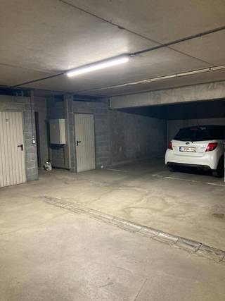 Place de parking disponible dans la rue Jozef Van Elewijckstraat à Strombeek-Bever. Cette place de parking est idéale pour les navetteurs, à...