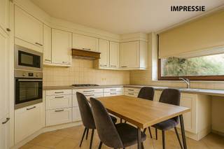 Deze voormalige dokterswoning aan de Rijksweg 904 in Dilsen-Stokkem is er één met volume, karakter en een bijzonder functionele indeling. Gelegen net...