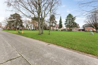 <strong>Ruime 3-gevel woning, ideaal gelegen in een rustige residentiële wijk op 1km van het centrum van Sterrebeek.</strong><br />Niveau straat: Inkomhal, WC, garage voor 2 wagens, logeerkamer, douchekamer, wasplaats en technische ruimte.<br />Niveau tuin: Hall met vestiaire, ruime living met toegang naar het terras en de tuin, eetkamer en keuken.<br />Verdieping: 3 slaapkamers, bureau, badkamer voorzien van ligbad, douche, dubbele lavabo en WC.<br />Zolderverdieping: Ruime zolderkamer welke reeds voorzien van vaste trap. Mogelijkheid voor 2 extra slaapkamers.
