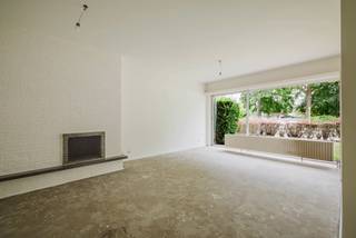 Omgeving<br /><br />Op 15min van centrum Antwerpen bevindt zich dit gelijkvloersappartement langs de Drie Eikenstraat te Edegem, in een aangename en vlot bereikbare omgeving. Het appartement combineert een praktische indeling met het comfort van gelijkvloers wonen. Bovendien beschikt het appartement over een eigen garagebox, die inbegrepen is in de verkoopprijs.<br /><br />Indeling<br /><br />Via de inkomhal kom je aan de ruime leefruimte van ca. 30 m², gelegen aan de voorzijde van het appartement. De woonkamer sluit rechtstreeks aan op de keuken.<br />De keuken is praktisch ingericht en beschikt over een keramische kookplaat, oven, dampkap en spoeltafel. Er is eveneens ruimte voorzien voor een koelkast en vaatwasser.<br />Aan de achterzijde van het appartement bevinden zich de twee slaapkamers en de badkamer, uitgerust met een ligbad, lavabo en bidet. Daarnaast is er een aparte wasplaats/bureau met aansluiting voor een wasmachine<br />Verder beschikt het appartement over een kelder, ideaal als extra bergruimte.<br /><br />Troeven<br /><br />Garagebox inbegrepen in de verkoopprijs<br />Ruime leefruimte<br />Aparte kelder<br /><br />Meer info/bezoek? Bel Andreas 0472 61 00 00.
