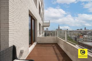 <h1><span>Energiezuinig 2-slpkappartement met ruim terras en fenomenaal uitzicht over Antwerpen </span></h1><h1><span>Wonen boven Antwerpen: een uitzicht dat nooit verveelt. </span></h1><p><span>Sommige appartementen bieden comfort. Andere bieden een mooi uitzicht. Maar slechts zelden vindt u een appartement waar het uitzicht zélf een belevenis wordt.</span></p><p><span>Welkom op de 9de verdieping van dit prachtige appartement aan de Tunnelplaats, waar Antwerpen zich elke dag opnieuw van zijn mooiste kant laat zien. Vanop uw terras en vanuit de leefruimte kijkt u uit over een adembenemend stadsdecor met onder meer de Onze-Lieve-Vrouwekathedraal, het MAS, de Boerentoren en de iconische Antwerpse skyline. Van zonsopgang tot zonsondergang verandert het panorama voortdurend van kleur en sfeer. Een uitzicht dat niet went, maar blijft imponeren.</span></p><p><span>Met een bewoonbare oppervlakte van ca. 115 m², een ruim westgericht terras, twee slaapkamers, EPC-label A en een recent bouwjaar van 2019 combineert dit appartement hedendaagse luxe met een uitzonderlijke woonbeleving.</span></p><h2><span>Toplocatie tussen historisch centrum en het Eilandje</span></h2><p><span>Gelegen aan de Tunnelplaats 8, bevindt u zich op een van de meest gegeerde locaties van Antwerpen. Op wandelafstand vindt u zowel het historische stadscentrum als het bruisende Eilandje met zijn gezellige restaurants, terrassen, musea en jachthaven.</span></p><p><span>Hier woont u midden in de stad, met alle voorzieningen binnen handbereik, terwijl u thuis geniet van rust, licht en een ongeëvenaard uitzicht boven het stadsgewoel.</span></p><h2><span>Indeling</span></h2><p><span>Met de lift bereikt u de 9de verdieping, waar u wordt verwelkomd in een ruime inkomhal met voldoende plaats voor een vestiaire en extra opbergruimte.</span></p><p><span>Vanuit de hal komt u in de indrukwekkende leefruimte op parketvloer. Dankzij de grote raampartijen en de hoge ligging wordt deze ruimte overspoeld door natuurlijk licht. De combinatie van openheid, ruimte en het spectaculaire uitzicht zorgt voor een uniek gevoel dat u ook na jaren nog zal weten te waarderen.</span></p><p><span>De leefruimte biedt meer dan voldoende plaats voor een royale zithoek en een ruime eettafel. Aansluitend bevindt zich de kwalitatieve open keuken, uitgerust met een composieten werkblad en alle hedendaagse voorzieningen. Naast de keuken is er bovendien een praktische berging aanwezig.</span></p><p><span>Vanuit de leefruimte heeft u rechtstreeks toegang tot het ruime westgerichte terras van ca. 11 m². Hier geniet u vanaf de middag tot de avond van de zon, terwijl de Antwerpse skyline zich als een levend schilderij voor u uitstrekt.</span></p><p><span>Verder beschikt het appartement over twee volwaardige slaapkamers. De master bedroom biedt voldoende ruimte voor een dubbel bed en uitgebreide kastruimte. De tweede slaapkamer is eveneens ruim bemeten en kan perfect dienstdoen als slaapkamer, dressing of bureauruimte. Wie regelmatig van thuis uit werkt, zal zich moeilijk een inspirerender kantoor kunnen voorstellen.</span></p><p><span>De stijlvolle badkamer beschikt over een ruime inloopdouche, een dubbele lavabo en een handdoekradiator. Daarnaast is er een aparte technische ruimte voorzien met aansluitingen voor wasmachine en droogkast.</span></p><p><span>Tot slot hoort bij het appartement een autostaanplaats op niveau -3, verplicht mee aan te kopen voor 35.000 euro.</span></p><h2><span>Troeven</span></h2><p><span>- Panoramisch </span><span>uitzicht over Antwerpen<br />- Ruim appartement van ca. 115 m²<br />- Westgericht terras van ca. 11 m² met middag- en avondzon<br />- EPC-label A <br />- Recent gebouw van 2019<br />- Hoogwaardige materialen<br />- Gemeenschappelijke fietsenstalling aanwezig<br />- Toplocatie tussen historisch centrum en het Eilandje<br />- Verkoop onder 2% registratierechten mogelijk (mits voldoen aan de voorwaarden)</span></p><p><span>Een appartement dat u moet bezoeken om het écht te ervaren. Want sommige uitzichten zijn simpelweg onbetaalbaar.</span></p>
