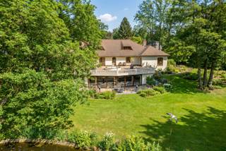 <p> Subliem gerenoveerd landgoed van prinselijke grandeur en absolute discretie in het residentiële gedeelte van Pelt met inbegrepen een bouwperceel van 2.000 m²en uitbreidbaar tot 9.452 m².</p><p>In een uiterst residentiële en geprivilegieerde omgeving nabij de Nederlandse grens bevindt zich dit uitzonderlijke landgoed, een meesterwerk van elegantie en comfort.<br />Verscholen op een volledig afgesloten domein van meer dan 20.600 m², biedt deze indrukwekkende residentie met een bewoonbare oppervlakte van circa 1.000 m² een ongeëvenaarde luxe levensstijl voor de meest veeleisende koper. Bereikbaar via een glooiende oprijlaan.</p><p>Een interieur waar verfijning, topmaterialen en vakmanschap samenkomen. <br />De aankomst via de dubbele toegangspoorten en oprijlaan creëert meteen een gevoel van exclusiviteit en sereniteit.<br />Binnenin wordt u verwelkomd in een imposante marmeren ontvangsthal met maatwerk vestiaire en gastentoilet, waar hoogwaardige materialen en tijdloze klasse de toon zetten.</p><p>De klasse leefkeuken is een waar statement van culinaire perfectie en een streling voor het oog van een keukenprins(es). Uitgerust met topklasse apparatuur van Miele en een echte professioneel Lacanche kookatelier (3 ovens, teppanyaki, bakplaat, 5 pitskookplaat en frituur), vormt deze ruimte het epicentrum van de woonst. Het royale eiland in natuursteen combineert esthetiek met ultiem gebruiksgemak zoals een quooker en opent naar een royaal terras met panoramisch zicht op het groen.<br />De salonruimtes in natuursteen van ca 150 m², gekenmerkt door royale glaspartijen en een elegante haard, vloeit naadloos over in een lichtrijke orangerie en een stijlvolle eetruimte — perfect voor verfijnde diners en exclusieve ontvangsten.</p><p>Privésuites en serene rust<br />Het slaapgedeelte bereikbaar via een indrukwekkende gang op het gelijkvloers omvat meerdere luxueuze slaapkamers met harmonieus ingerichte badkamers en dressings.<br />De master suite is een waar marmeren privéheiligdom met open haard en omvat een royale dressing en een luxueuze marmeren badkamer met spa-ervaring: een tweepersoons whirlpool, een riante duo inloopdouche en dubbele wastafels in een hoogwaardige afwerking.</p><p>De bovenverdieping onthult een verfijnde bibliotheek en/of kantoorruimte, aangevuld met extra slaapvertrekken, sanitaire voorzieningen van een hoogwaardige badkamer met ligbad, discrete bergruimtes en een indrukwekkende leisure room met biljart — een perfecte setting voor ontspanning in stijl.</p><p>Wellness & leisure van uitzonderlijk hoogwaardig niveau<br />Het souterrain is volledig gewijd aan ontspanning en lifestyle, met onder andere:<br />*Een exclusieve wijnkelder voor de connaisseur<br />*Een professioneel ingerichte fitnessruimte<br />*Infrarood wellnessfaciliteiten en 2 kleedruimtes<br />*Een stijlvolle bar- en loungeomgeving<br />*kwaliteitsvolle en complete eetkeuken<br />Het verwarmde binnenzwembad in mozaïek (6 x 11) met jet en el. roldek vormt het absolute middelpunt, met een elegante instap, geavanceerde technieken en grote raampartijen die een naadloze connectie creëren met het buitenterras en de tuin.<br />Aanvullend beschikt dit niveau over praktische ruimtes, technische installaties en discrete parkeervoorzieningen.</p><p>Een parkdomein van zeldzame schoonheid van ongeveer 1,5 ha met uitzicht op velden en bossen.<br />De buitenomgeving werd ontworpen als een privaat park, waar natuur en architectuur elkaar versterken:<br />* Sfeervolle waterpartijen met eiland<br />* Charmante brugconstructie<br />* Diverse zonovergoten en overdekte terrassen<br />* Een verfijnde fontein als blikvanger<br />* Golfend landschap - speciaal tuinontwerp - inrichting<br />* Tuinhuis</p><p>*beregeningsinstallatie voor de tuin<br />* Achteraan het volledige omheinde domein bevindt zich een uitzonderlijk ruim bijgebouw (19 x 7,5) met meerdere poorten, ideaal voor paarden/dieren of als hobbyruimte of andere hoogwaardige invulling.<br />* Camerabewaking en alarm<br />* Totale verbouwing 2014<br />* Vele inbouwkasten<br />* Bouwperceel van 38,5 x 52,5 met een ideale zuid-west oriëntatie kan apart worden gekocht, alsook worden uitgebreid tot 9.452 m². Vooraan is parkgrond en achteraan is agrarisch gebied<br />* EPC label C, maar bijna een B (215 kWh/m²)</p><ul><li>9 tot 11 wagens overdekt te stallen en buitenparking voor verschillende wagens</li></ul><p><br /> </p><p>P-score: B , G-score: A Infoplicht: Vg (vergunning uitgereikt) Pg (gelegen in Parkgebied) Gmo (geen rechterlijke herstelmaatregel of bestuurlijke maatregel opgelegd) Gvkr (geen voorkooprecht) vv (verkavelingsvergunning) - Elektriciteitskeuring is niet conform - Asbestattestvrij, uitgezonderd een kleine vermelding van een detail bij de cv-installatie</p><p>Dit is geen aanbod, alle informatie is steeds onder voorbehoud van materiële vergissingen en/of wijzigingen.</p>