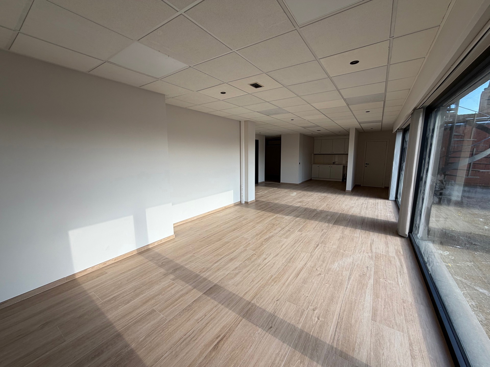 Instapklare handelsruimte van 85 m² met 4 private parkings! - foto 4