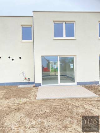 Welkom bij De Strandloper, een stijlvol en energiezuinig project op een toplocatie in Bredene!<br /><br /><span>Indeling van de woning:</span><strong> </strong><br /><strong>- Gelijkvloers:</strong> Tellerkast, ruime berging, lichtrijke en ruime living, terras, open keuken en gastentoilet.<br /><strong>- Op verdiep:</strong> nachthal, 3 slaapkamers, badkamer met lavabo en toilet.<br />Elke woning beschikt over een zuidgericht terras, ideaal om maximaal te genieten van zon en rust.<br />Elke woning beschikt over een parking vooraan het domein.<br /><br />Daarnaast wordt er sterk ingezet op energiezuinigheid en toekomstgericht wonen:<br />- Verwarming en koeling via lucht-lucht warmtepomp<br />- Energie-efficiënte technieken<br />- Fietsenstallingen voorzien op het domein<br /><br />De Strandloper biedt u de perfecte combinatie van rust, comfort en nabijheid van strand en natuur. Hier woont u in een aangename kustgemeente met vlotte bereikbaarheid en alle voorzieningen binnen handbereik.<br /><br /><strong>Bent u op zoek naar een eigentijdse vakantiewoning aan zee met doordachte indeling en zonnig terras?</strong><br />- De Strandloper in Bredene is een unieke kans.<br /><br />Neem vandaag nog contact op of plan een bezoek aan onze bemeubelde modelwoningen op Blekkaertstraat 50, Bredene aan Zee.<br />De Strandloper – Uw droom of investering aan zee - Verkoopkantoor ter plaatse op afspraak: info@yess-vastgoed.be / 050 33 59 03